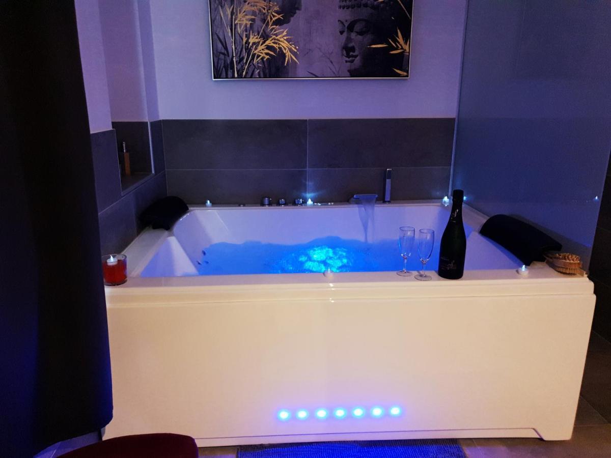 Hotel Elle&Lui en Jacuzzi Bernis Esterno foto