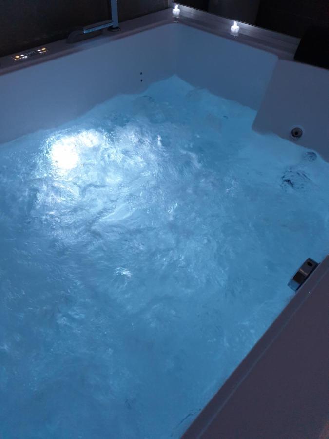 Hotel Elle&Lui en Jacuzzi Bernis Esterno foto
